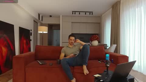 Snapshot of mrgreeneyes01 chatting on November 11, 7:30 am juan luis online show from November 11, 7:30 am