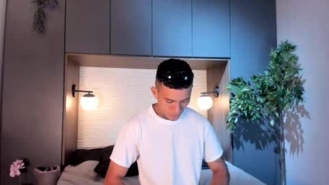 Snapshot of mrjustin_ chatting on November 17, 8:03 pm mrjustin_ online show from November 17, 8:03 pm