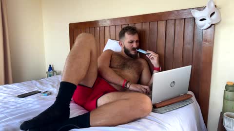 Max online show from April 10, 5:01 am