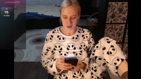 Snapshot of mrsluck chatting on December 1, 6:52 pm Sasha online show from December 1, 6:52 pm