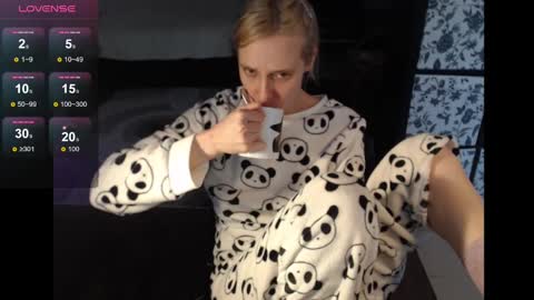 Snapshot of mrsluck chatting on December 5, 7:27 am Sasha online show from December 5, 7:27 am