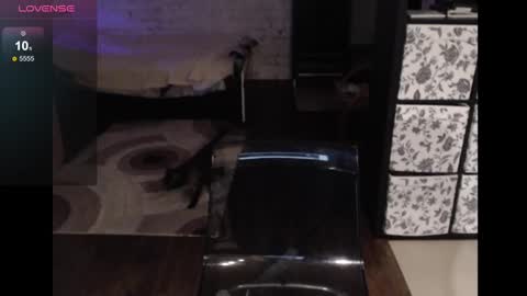 Snapshot of mrsluck chatting on December 6, 5:42 am Sasha online show from December 6, 5:42 am