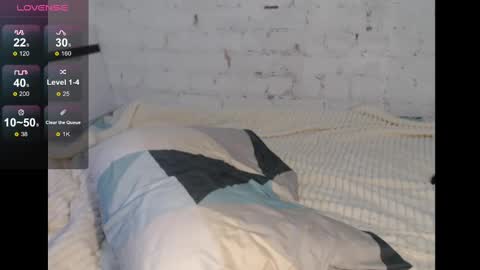 Snapshot of mrsluck chatting on December 8, 2:39 am Sasha online show from December 8, 2:39 am