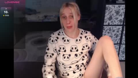 Snapshot of mrsluck chatting on December 12, 8:14 am Sasha online show from December 12, 8:14 am