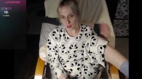 Snapshot of mrsluck chatting on January 3, 1:59 am Sasha online show from January 3, 1:59 am