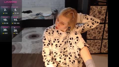 Snapshot of mrsluck chatting on February 22, 10:09 pm Sasha online show from February 22, 10:09 pm