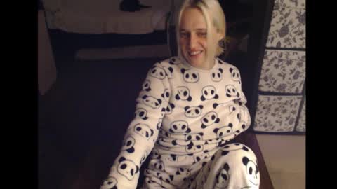 Snapshot of mrsluck chatting on September 16, 2:45 am Sasha online show from September 16, 2:45 am