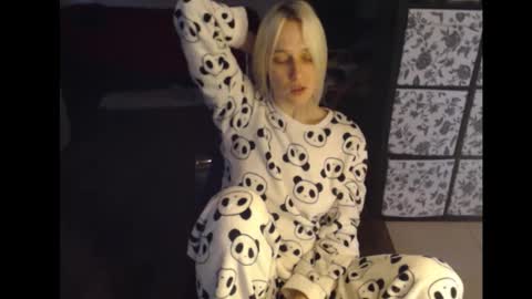 Snapshot of mrsluck chatting on September 18, 4:14 am Sasha online show from September 18, 4:14 am