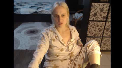 Snapshot of mrsluck chatting on October 15, 7:03 pm Sasha online show from October 15, 7:03 pm