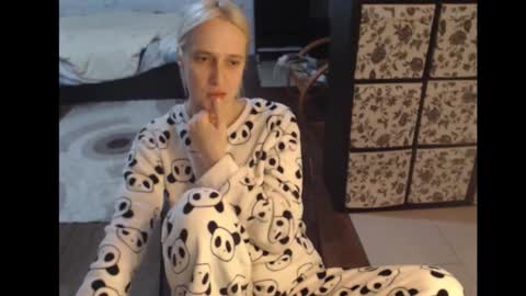 Snapshot of mrsluck chatting on October 16, 4:08 pm Sasha online show from October 16, 4:08 pm