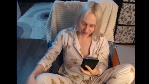 Snapshot of mrsluck chatting on October 26, 6:25 pm Sasha online show from October 26, 6:25 pm