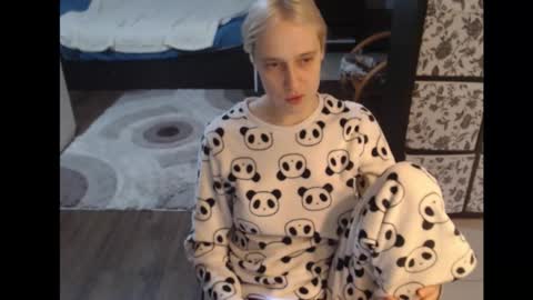 Snapshot of mrsluck chatting on October 28, 6:06 am Sasha online show from October 28, 6:06 am