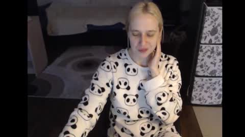 Snapshot of mrsluck chatting on November 1, 6:04 am Sasha online show from November 1, 6:04 am