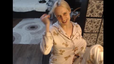 Snapshot of mrsluck chatting on November 4, 1:32 pm Sasha online show from November 4, 1:32 pm