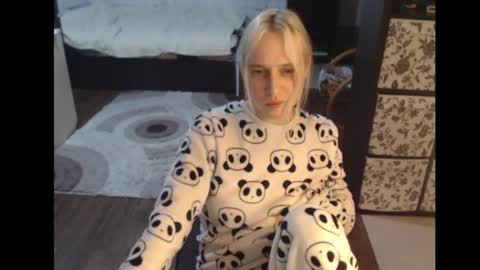 Snapshot of mrsluck chatting on November 5, 2:22 am Sasha online show from November 5, 2:22 am