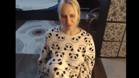 Snapshot of mrsluck chatting on November 23, 5:02 pm Sasha online show from November 23, 5:02 pm