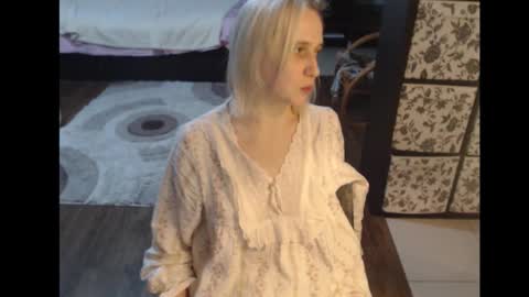 Snapshot of mrsluck chatting on December 1, 4:56 pm Sasha online show from December 1, 4:56 pm