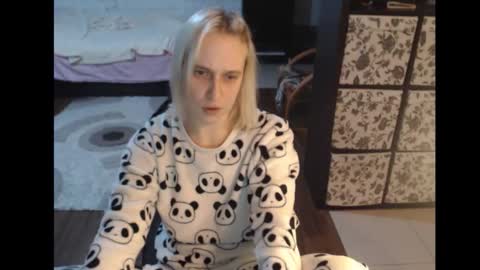 Snapshot of mrsluck chatting on December 3, 7:01 pm Sasha online show from December 3, 7:01 pm