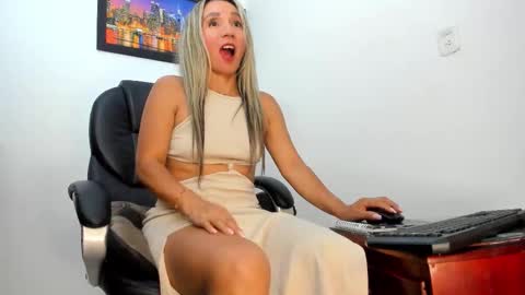 Snapshot of ms_lunarose chatting on October 24, 2:30 am ms_lunarose online show from October 24, 2:30 am