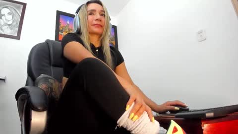 Snapshot of ms_lunarose chatting on November 20, 12:55 am ms_lunarose online show from November 20, 12:55 am