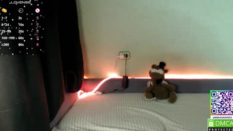 Snapshot of murrrworren chatting on October 31, 7:04 pm Mira online show from October 31, 7:04 pm