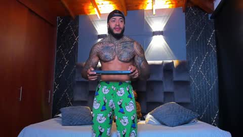 Snapshot of muscle_man19 chatting on December 25, 3:49 pm Nick online show from December 25, 3:49 pm