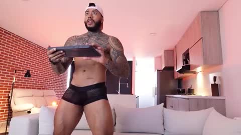 Snapshot of muscle_man19 chatting on November 28, 1:25 pm Nick online show from November 28, 1:25 pm