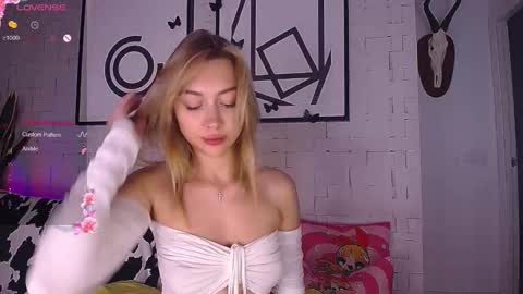 mynameisnikki_ online show from October 5, 10:02 am