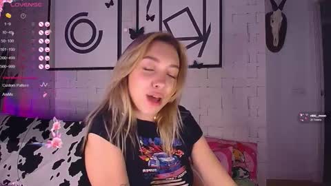 mynameisnikki_ online show from October 6, 8:12 am