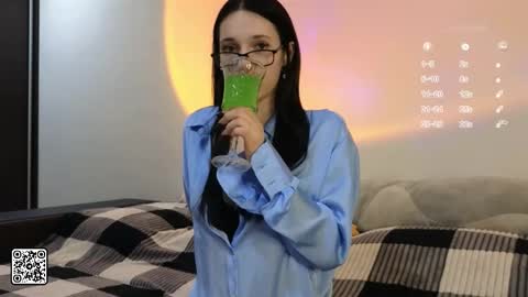 Mia online show from October 12, 6:18 pm