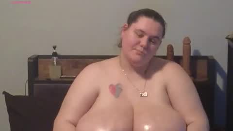 Snapshot of mzjuicybootay2169 chatting on December 15, 4:33 pm Mzjuicybootay online show from December 15, 4:33 pm