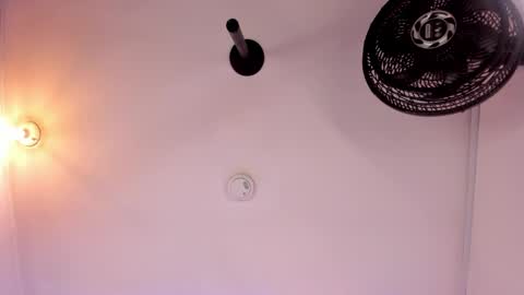 Snapshot of nahia_low chatting on December 18, 8:20 am Valeria online show from December 18, 8:20 am