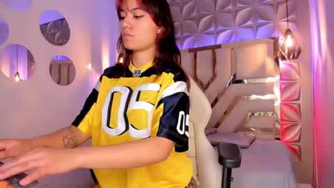 Snapshot of nahia_low chatting on February 17, 5:14 am Valeria online show from February 17, 5:14 am