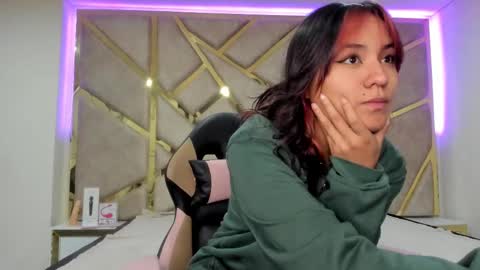 Snapshot of nahia_low chatting on February 18, 2:59 am Valeria online show from February 18, 2:59 am