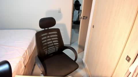 independent model online show from April 6, 5:30 am