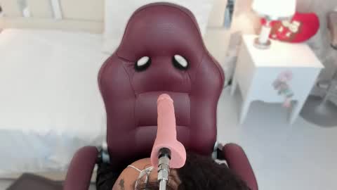 Nahomy Roberts online show from December 17, 9:26 am