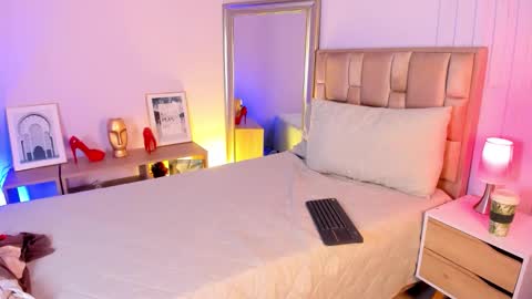 Snapshot of naia_xo chatting on November 6, 9:05 pm Ana online show from November 6, 9:05 pm