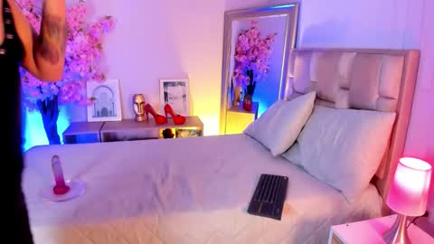 Snapshot of naia_xo chatting on November 10, 8:52 pm Ana online show from November 10, 8:52 pm