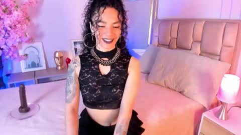 Snapshot of naia_xo chatting on December 1, 9:53 pm Ana online show from December 1, 9:53 pm