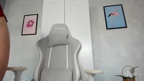 Snapshot of naila18 chatting on March 8, 6:21 am Naila online show from March 8, 6:21 am