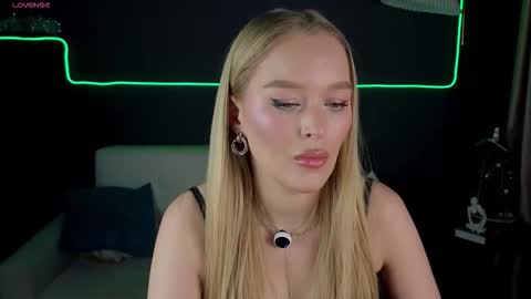 Snapshot of nanny_mommy chatting on December 14, 8:24 pm nanny online show from December 14, 8:24 pm