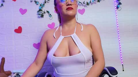 Snapshot of naomi_diamond_ chatting on October 8, 10:35 am Naomi online show from October 8, 10:35 am
