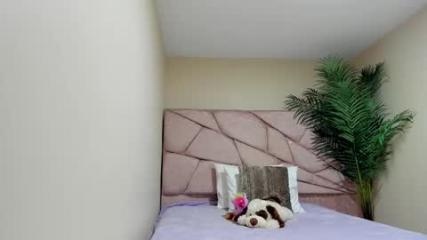 naomi velle  online show from January 16, 1:15 pm