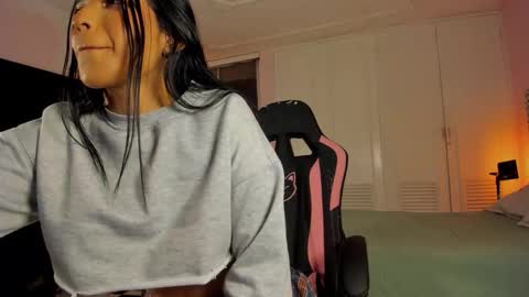 Snapshot of naomibrinks1 chatting on December 14, 3:45 am Heidy online show from December 14, 3:45 am