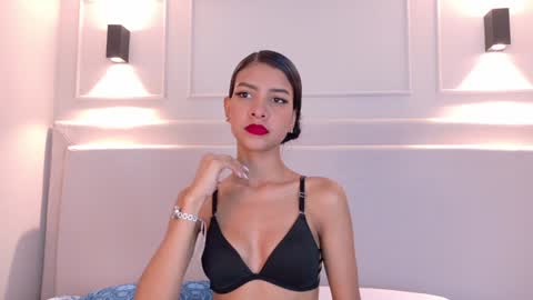 Snapshot of naomiklarc chatting on December 21, 12:59 pm Naomi Klarc online show from December 21, 12:59 pm