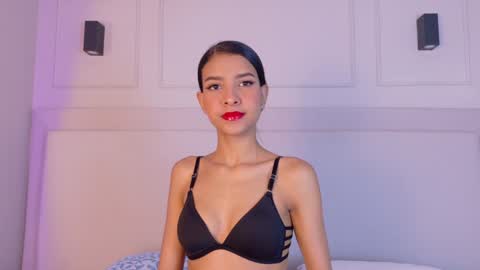 Snapshot of naomiklarc chatting on January 3, 12:52 pm Naomi Klarc online show from January 3, 12:52 pm