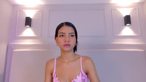 Snapshot of naomiklarc chatting on January 16, 11:15 am Naomi Klarc online show from January 16, 11:15 am