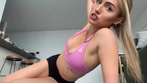 Snapshot of naomirhoades chatting on February 4, 10:45 pm naomirhoades online show from February 4, 10:45 pm