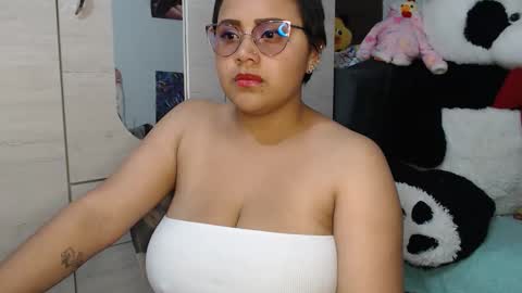 naomylux1 online show from December 19, 3:02 am