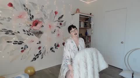 Snapshot of natahsaluxxx chatting on December 10, 9:43 pm Natasha Luxxx online show from December 10, 9:43 pm